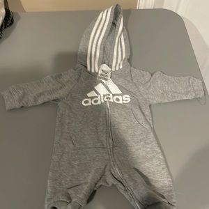 Worn once Adidas jumper. No stains or rips. Size 3 months. Unisex